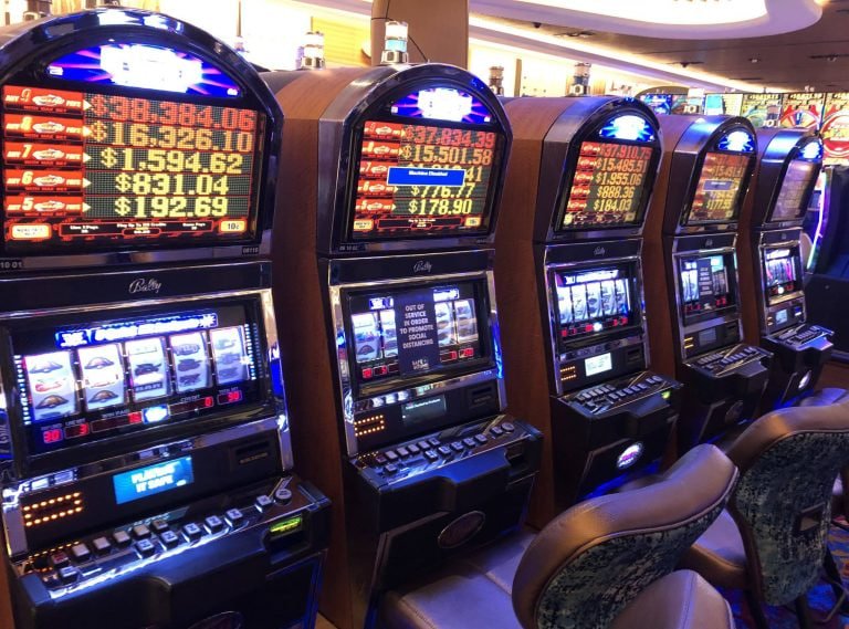 a8o APP မြန်မာ မိုဘိုင်းဖုန်းတွင် Slots ကစားနေသောမြင်ကွင်း